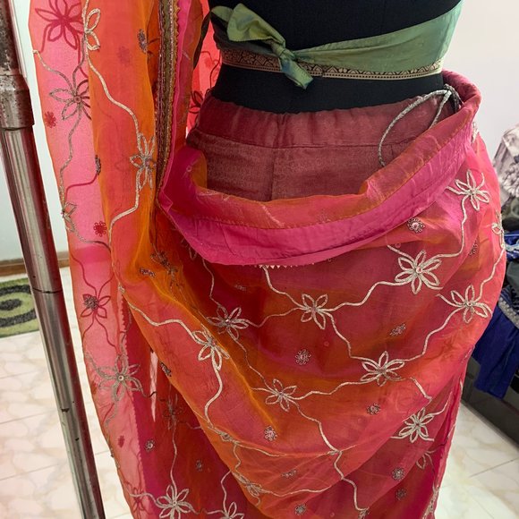 ENSEMBLE LEHENGA: Vibrant. Stands out. Choli 32-34. STUNNING DUPATTA! - Picture 4 of 17